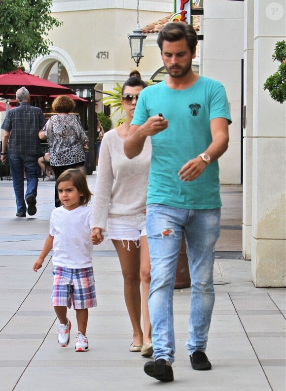 Kourtney Kardashian, Scott Disick et leur fils Mason vont voir un film au cinéma à Calabasas, le 2 juillet 2013.