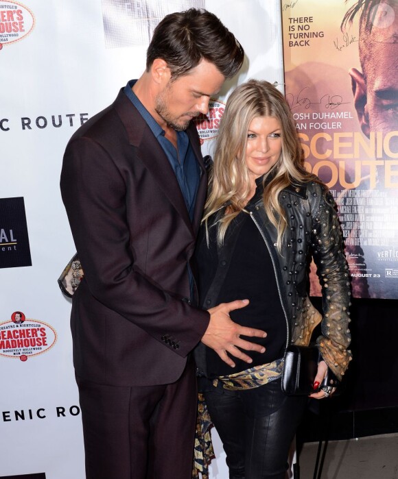Josh Duhamel et une Fergie très enceinte lors de la première du film Scenic Route au Chinese 6 Theater à Hollywood, Los Angeles, le 20 août 2013.