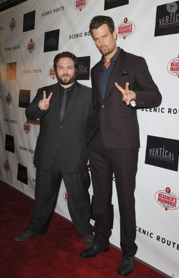 Dan Fogler et Josh Duhamel à la première du film Scenic Route au Chinese 6 Theater à Hollywood, Los Angeles, le 20 août 2013.
