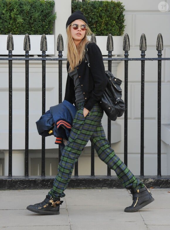 Cara Delevingne surprise à la sortie de son domicile à Londres le 20 août 2013.
