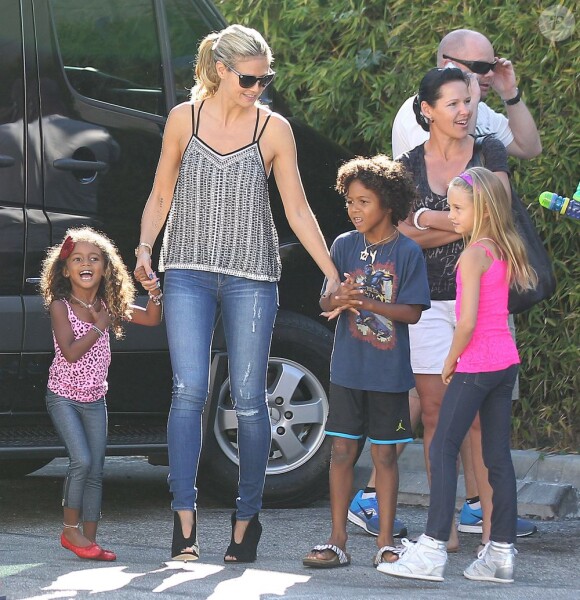 L'ex-top Heidi Klum, son compagnon Martin Kirsten et les enfants Lou, Leni, Henry et Johan de sortie shopping à Los Angeles, le vendredi 23 août 2013.