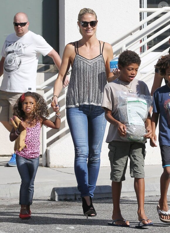 La sublime Heidi Klum, son compagnon Martin Kirsten et les enfants Lou, Leni, Henry et Johan de sortie shopping à Los Angeles, le vendredi 23 août 2013.