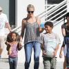 La jolie Heidi Klum, son compagnon Martin Kirsten et les enfants Lou, Leni, Henry et Johan de sortie shopping à Los Angeles, le vendredi 23 août 2013.