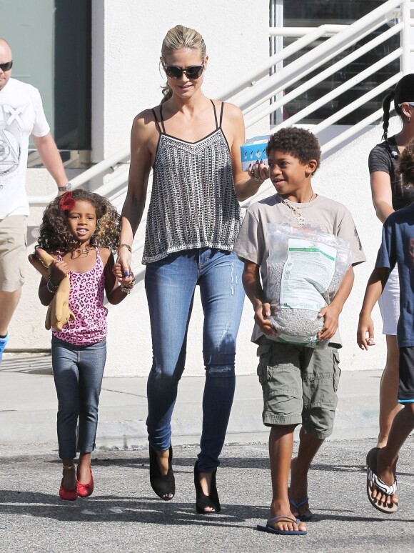 La jolie Heidi Klum, son compagnon Martin Kirsten et les enfants Lou, Leni, Henry et Johan de sortie shopping à Los Angeles, le vendredi 23 août 2013.