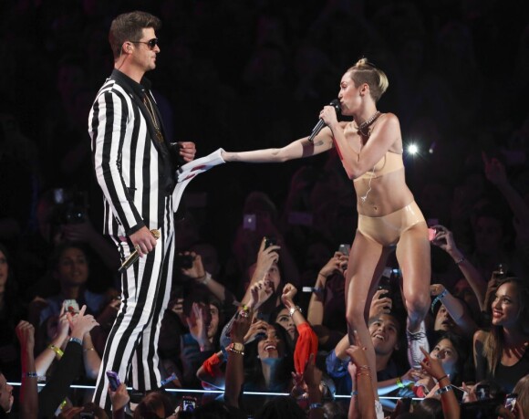 Robin Thicke et Miley Cyrus sur la scène des MTV Video Music Awards au Barclays Center à New York, le 25 août 2013.
