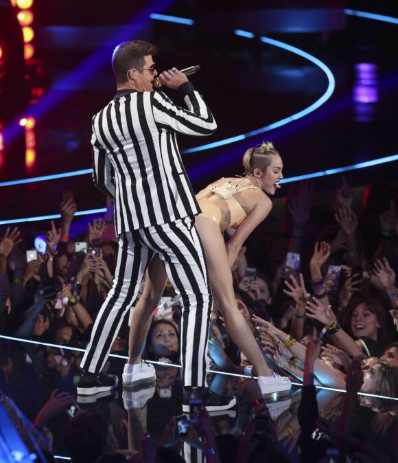 Robin Thicke et Miley Cyrus sur la scène des MTV Movie Wards à New York, le 25 août 2013.