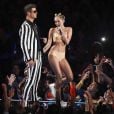 Robin Thicke et Miley Cyrus sur la scène des MTV Movie Wards à New York, le 25 août 2013.
