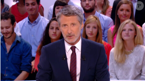 Antoine de Caunes lors de sa première au Grand Journal de Canal+, le 26 août 2013.