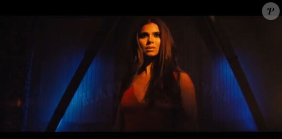 Roselyn Sanchez dans le clip Loco d'Enrique Iglesias.