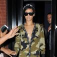 Rihanna, habillée d'une combinaison camo Rihanna for River Island et de baskets Balenciaga, arrive à l'aéroport JFK de New York. Le 27 août 2013.