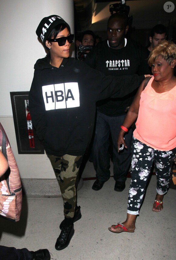 Rihanna arrive à l’aéroport LAX à Los Angeles, avec sa mère Monica Braithwaite et son petit frère Rajad. Le 27 août 2013.