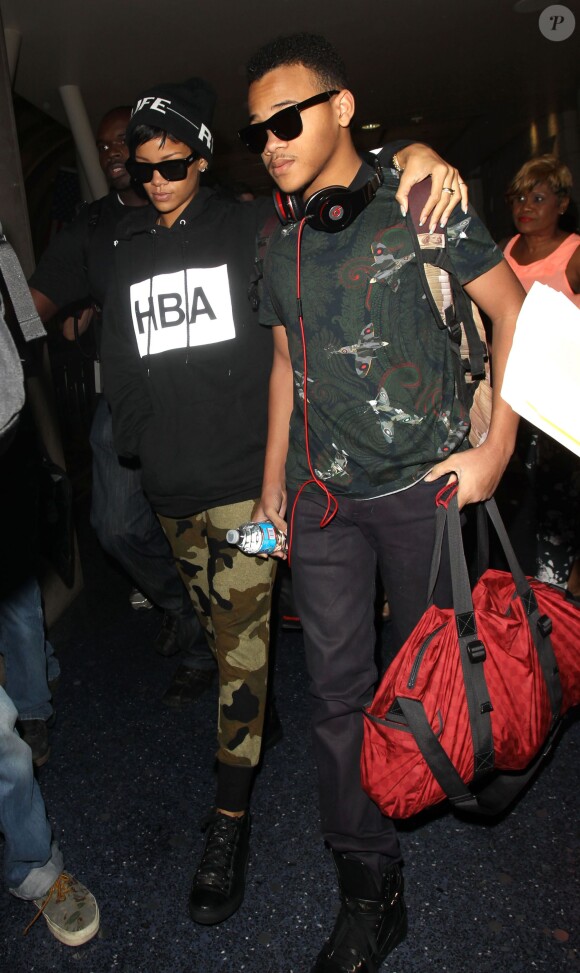 Rihanna et son petit frère Rajad à l'aéroport de Los Angeles. Le 27 août 2013.