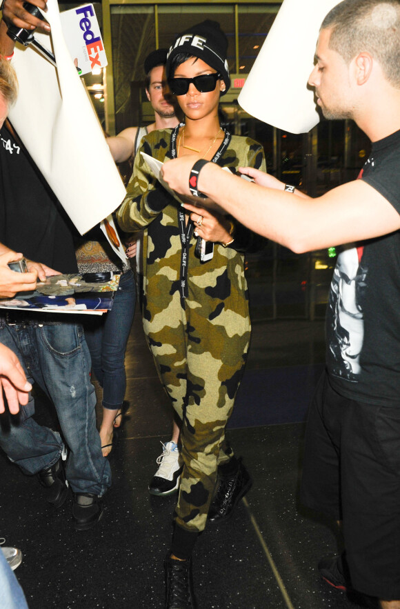 Rihanna, assaillie par les fans et les photographes, arrive à l’aéroport JFK de New York. Le 27 août 2013.