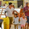 Casper Smart a fait du shopping avec Max et Emme, les enfants de Jennifer Lopez, au centre commercial à Century City, le 28 août 2013. Il a acheté des chaussures et des cookies pour les enfants.