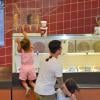 Casper Smart a fait du shopping avec Max et Emme, les enfants de Jennifer Lopez, au centre commercial à Century City, le 28 août 2013. Il a acheté des chaussures et des cookies pour les enfants.