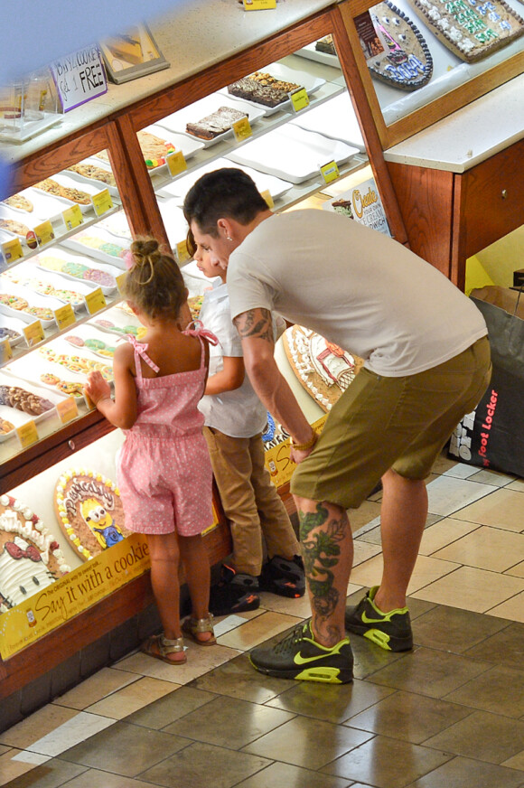 Le sexy Casper Smart a fait du shopping avec Max et Emme, les enfants de Jennifer Lopez, au centre commercial à Century City, le 28 août 2013. Il a acheté des chaussures et des cookies pour les enfants.