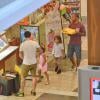Casper Smart a fait du shopping avec les jumeaux Max et Emme, les enfants de Jennifer Lopez, au centre commercial à Century City, le 28 août 2013. Il a acheté des chaussures et des cookies pour les enfants.