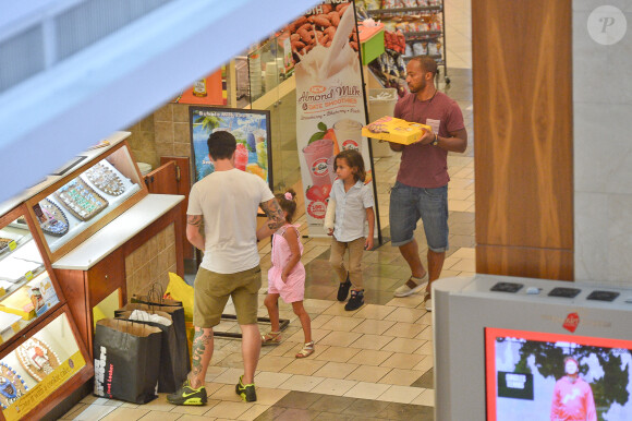 Casper Smart a fait du shopping avec les jumeaux Max et Emme, les enfants de Jennifer Lopez, au centre commercial à Century City, le 28 août 2013. Il a acheté des chaussures et des cookies pour les enfants.