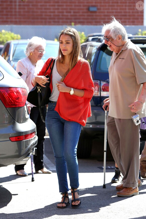 Jessica Alba se rend dans les bureaux de son entreprise, Honest, avec sa fille Honor et ses parents. Los Angeles, le 28 août 2013.