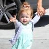 La craquante Haven, 2 ans, tient la main de sa mère Jessica Alba avec qui elle se rend dans un restaurant Le Pain Quotidien. Los Angeles, le 25 août 2013.