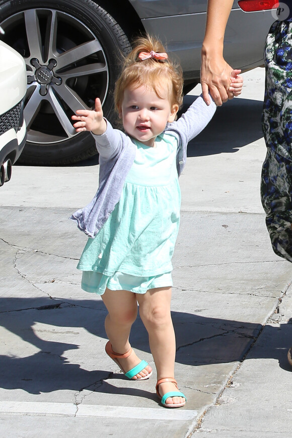 La craquante Haven, 2 ans, tient la main de sa mère Jessica Alba avec qui elle se rend dans un restaurant Le Pain Quotidien. Los Angeles, le 25 août 2013.