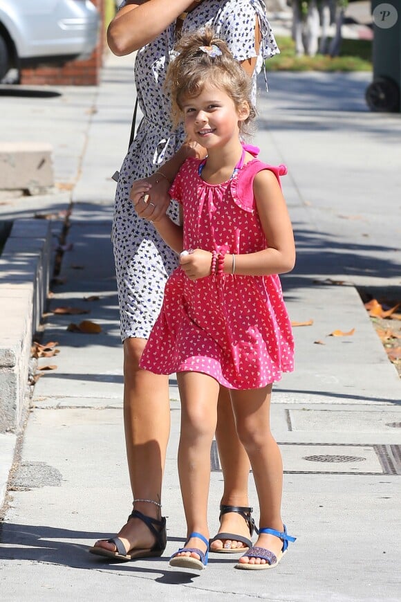 Honor, 5 ans, se rend au restaurant Le Pain Quotidien avec sa mère Jessica Alba et sa petite sœur Haven. Los Angeles, le 25 août 2013.