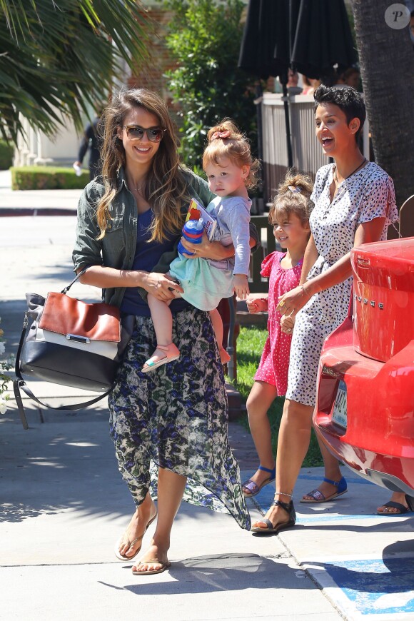 Jessica Alba va déjeuner au restaurant Le Pain Quotidien avec ses deux filles, Honor et Haven. Los Angeles, le 25 août 2013.