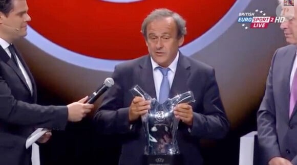 Michel Platini remet le trophée UEFA du meilleur joueur de l'année à Franck Ribéry le 29 août 2013 à Monaco.