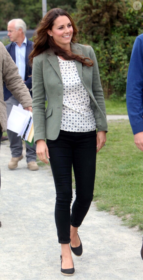 Kate Middleton (en top Zara et veste Ralph Lauren) a accompagné le prince William le 30 août 2013 au départ de l'Ultra Marathon Ring O'Fire d'Anglesey, effectuant ainsi sa première apparition publique depuis la naissance de leur fils le prince George.