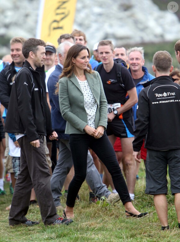 Kate Middleton (en top Zara et veste Ralph Lauren) a accompagné le prince William le 30 août 2013 au départ de l'Ultra Marathon Ring O'Fire d'Anglesey, effectuant ainsi sa première apparition publique depuis la naissance de leur fils le prince George.