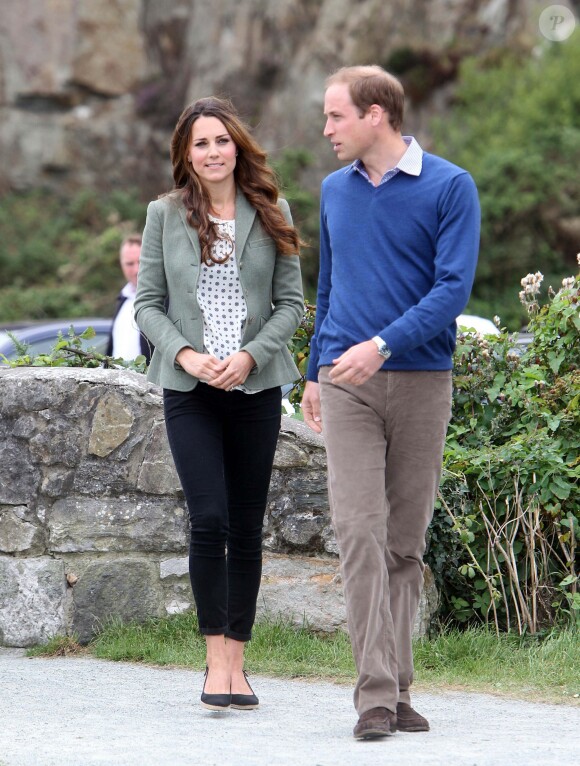 Kate Middleton (en top Zara et veste Ralph Lauren) a accompagné le prince William le 30 août 2013 au départ de l'Ultra Marathon Ring O'Fire d'Anglesey, effectuant ainsi sa première apparition publique depuis la naissance de leur fils le prince George.