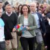Kate Middleton, mince en top Zara et veste Ralph Lauren, a accompagné le prince William le 30 août 2013 au départ de l'Ultra Marathon Ring O'Fire d'Anglesey, effectuant ainsi sa première apparition publique depuis la naissance de leur fils le prince George.