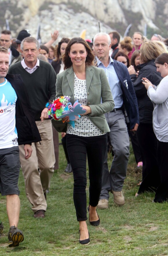 Kate Middleton, mince en top Zara et veste Ralph Lauren, a accompagné le prince William le 30 août 2013 au départ de l'Ultra Marathon Ring O'Fire d'Anglesey, effectuant ainsi sa première apparition publique depuis la naissance de leur fils le prince George.