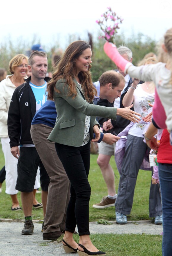 Kate Middleton (en top Zara et veste Ralph Lauren) a accompagné le prince William le 30 août 2013 au départ de l'Ultra Marathon Ring O'Fire d'Anglesey, effectuant ainsi sa première apparition publique depuis la naissance de leur fils le prince George.