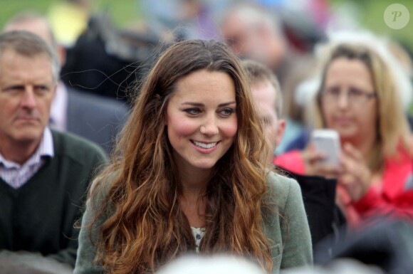 Kate Middleton (en top Zara et veste Ralph Lauren) a accompagné le prince William le 30 août 2013 au départ de l'Ultra Marathon Ring O'Fire d'Anglesey, effectuant ainsi sa première apparition publique depuis la naissance de leur fils le prince George.