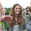Kate Middleton (en top Zara et veste Ralph Lauren) a accompagné le prince William le 30 août 2013 au départ de l'Ultra Marathon Ring O'Fire d'Anglesey, effectuant ainsi sa première apparition publique depuis la naissance de leur fils le prince George.