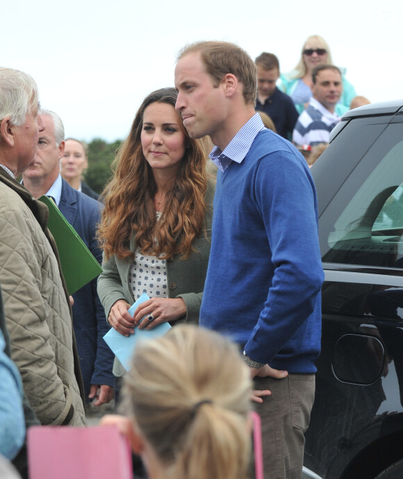 Kate Middleton (en top Zara et veste Ralph Lauren) a accompagné le prince William le 30 août 2013 au départ de l'Ultra Marathon Ring O'Fire d'Anglesey, effectuant ainsi sa première apparition publique depuis la naissance de leur fils le prince George.