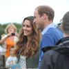 Kate Middleton (en top Zara et veste Ralph Lauren) a accompagné le prince William le 30 août 2013 au départ de l'Ultra Marathon Ring O'Fire d'Anglesey, effectuant ainsi sa première apparition publique depuis la naissance de leur fils le prince George.