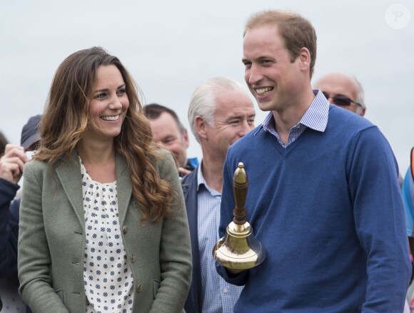 Kate Middleton, par surprise, était présente (et mince) au côté de son mari le prince William le 30 août 2013 au départ de l'Ultra Marathon Ring O'Fire d'Anglesey, effectuant ainsi sa première apparition publique depuis la naissance de leur fils le prince George.