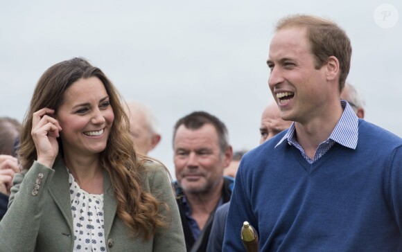 Kate Middleton, par surprise, était présente (et mince) au côté de son mari le prince William le 30 août 2013 au départ de l'Ultra Marathon Ring O'Fire d'Anglesey, effectuant ainsi sa première apparition publique depuis la naissance de leur fils le prince George.