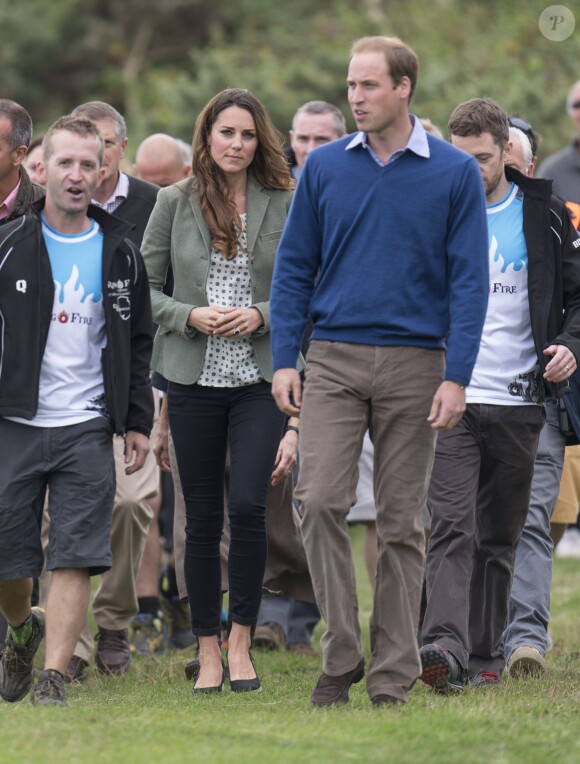 Kate Middleton, par surprise, était présente (et mince) au côté de son mari le prince William le 30 août 2013 au départ de l'Ultra Marathon Ring O'Fire d'Anglesey, effectuant ainsi sa première apparition publique depuis la naissance de leur fils le prince George.