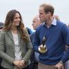 Kate Middleton, par surprise, était présente (et mince) au côté de son mari le prince William le 30 août 2013 au départ de l'Ultra Marathon Ring O'Fire d'Anglesey, effectuant ainsi sa première apparition publique depuis la naissance de leur fils le prince George.