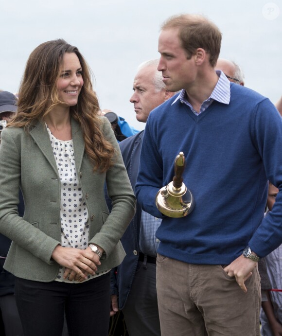 Kate Middleton, par surprise, était présente (et mince) au côté de son mari le prince William le 30 août 2013 au départ de l'Ultra Marathon Ring O'Fire d'Anglesey, effectuant ainsi sa première apparition publique depuis la naissance de leur fils le prince George.