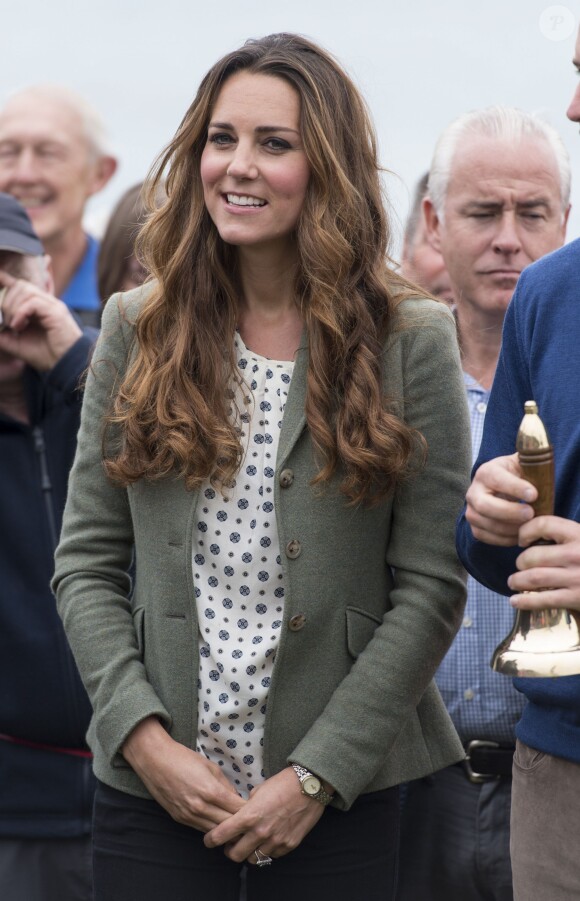 Kate Middleton, par surprise, était présente (et mince) au côté de son mari le prince William le 30 août 2013 au départ de l'Ultra Marathon Ring O'Fire d'Anglesey, effectuant ainsi sa première apparition publique depuis la naissance de leur fils le prince George.