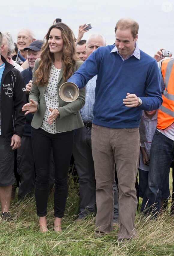 Kate Middleton, par surprise, était présente (et mince) au côté de son mari le prince William le 30 août 2013 au départ de l'Ultra Marathon Ring O'Fire d'Anglesey, effectuant ainsi sa première apparition publique depuis la naissance de leur fils le prince George.