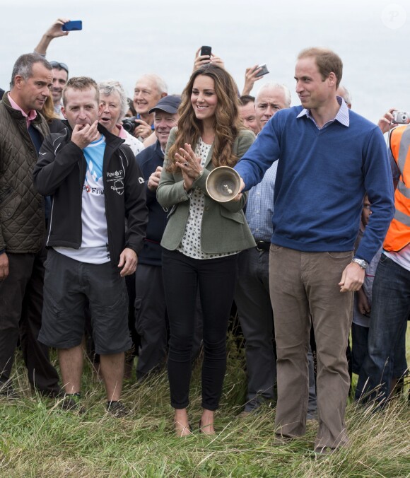 Kate Middleton, par surprise, était présente (et mince) au côté de son mari le prince William le 30 août 2013 au départ de l'Ultra Marathon Ring O'Fire d'Anglesey, effectuant ainsi sa première apparition publique depuis la naissance de leur fils le prince George.