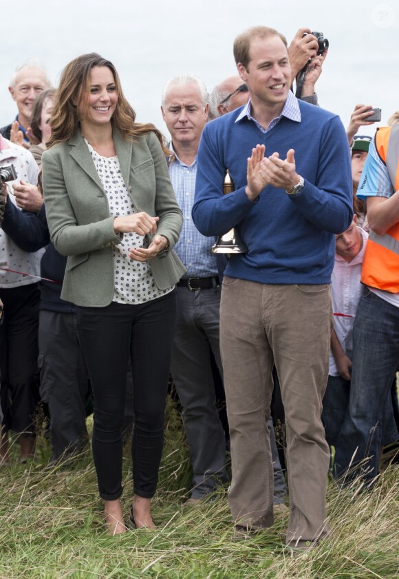 Kate Middleton, par surprise, était présente (et mince) au côté de son mari le prince William le 30 août 2013 au départ de l'Ultra Marathon Ring O'Fire d'Anglesey, effectuant ainsi sa première apparition publique depuis la naissance de leur fils le prince George.