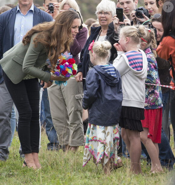 Kate Middleton était présente (et mince) au côté de son mari le prince William le 30 août 2013 au départ de l'Ultra Marathon Ring O'Fire d'Anglesey, effectuant ainsi sa première apparition publique depuis la naissance de leur fils le prince George.