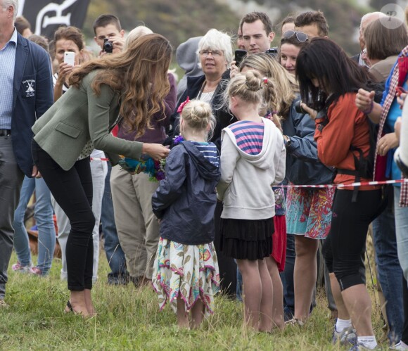 Kate Middleton, par surprise, était présente (et mince) au côté de son mari le prince William le 30 août 2013 au départ de l'Ultra Marathon Ring O'Fire d'Anglesey, effectuant ainsi sa première apparition publique depuis la naissance de leur fils le prince George.