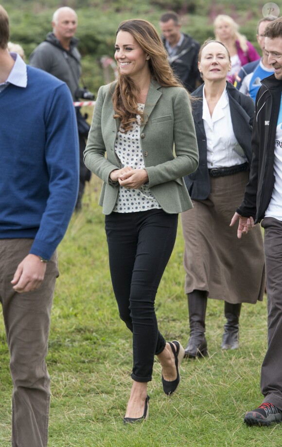 Kate Middleton, par surprise, était présente (et mince) au côté de son mari le prince William le 30 août 2013 au départ de l'Ultra Marathon Ring O'Fire d'Anglesey, effectuant ainsi sa première apparition publique depuis la naissance de leur fils le prince George.